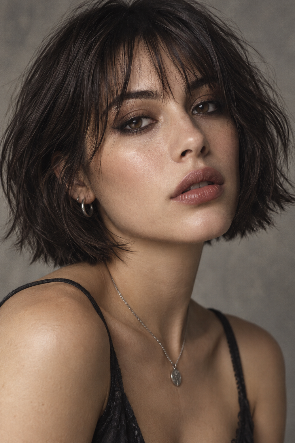 90s grunge hairstyles: choppy bob with wispy bangs