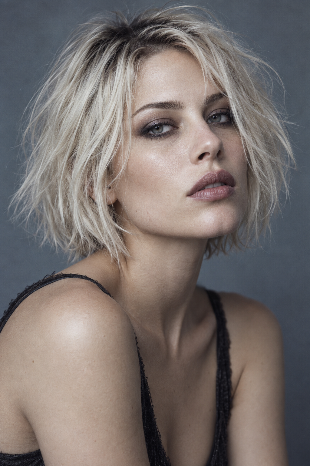 90s grunge hairstyles: icy blonde grunge bob