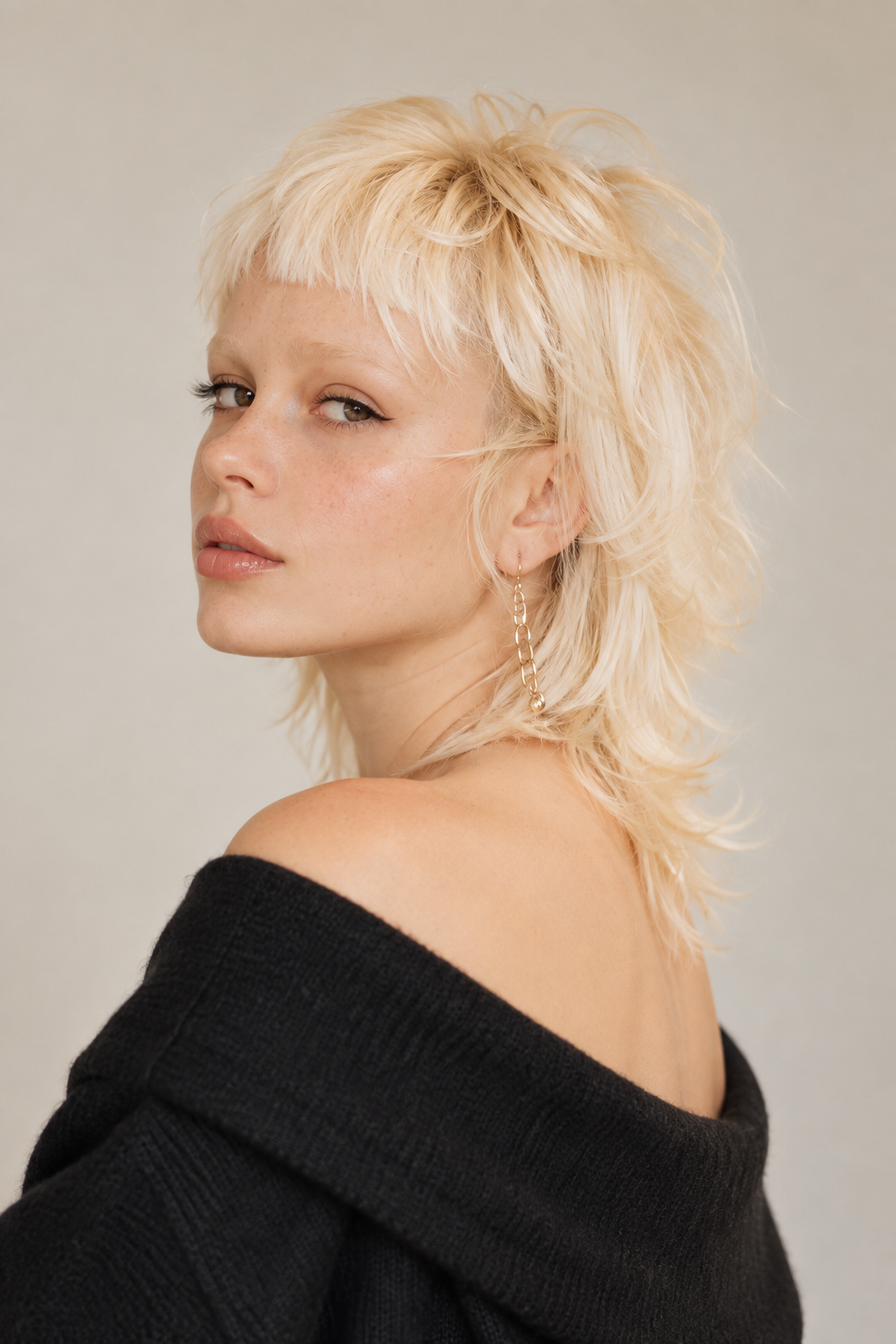 Platinum shullet with sharp undercut shullet hairstyle idea