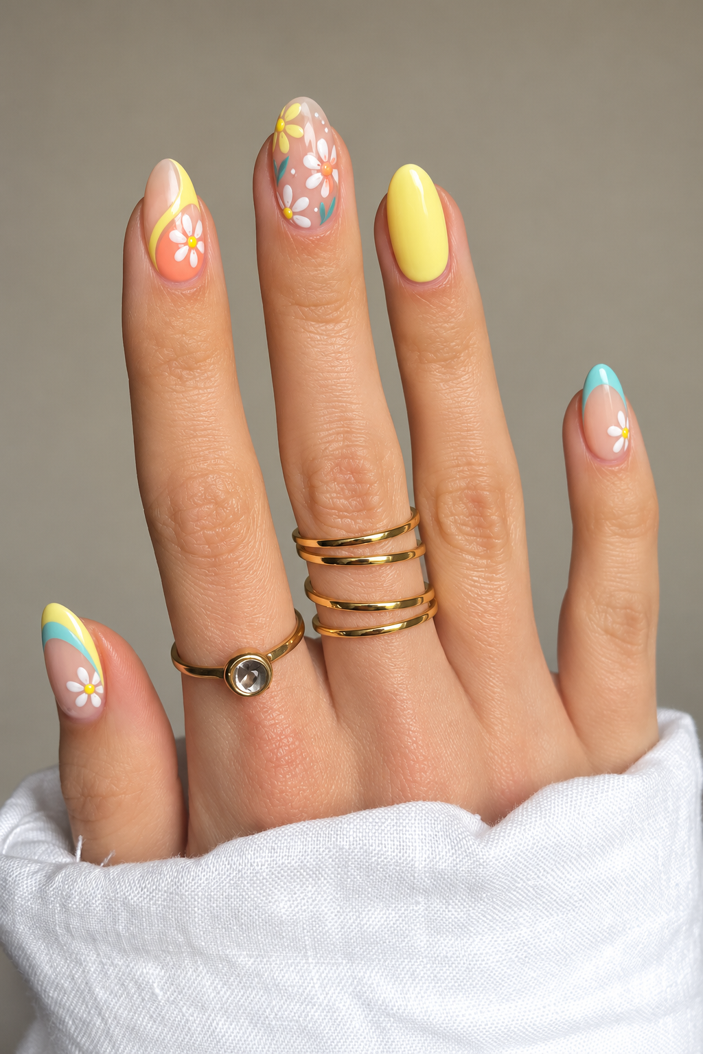 Sunny Daisy Details summer almond nail idea